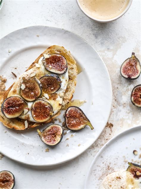 How many sugar are in toast ricotta sweet fig - calories, carbs, nutrition