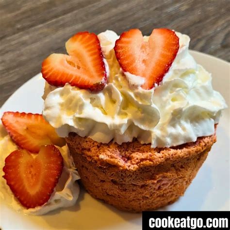 How many sugar are in toasted angel food cake and strawberries - calories, carbs, nutrition