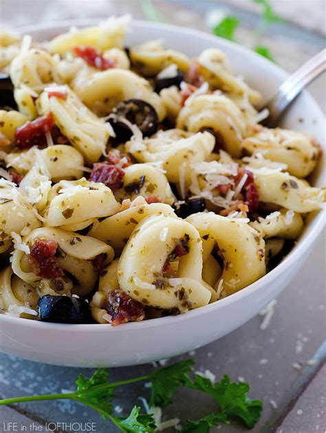 How many sugar are in tortellini pesto pasta salad - calories, carbs, nutrition