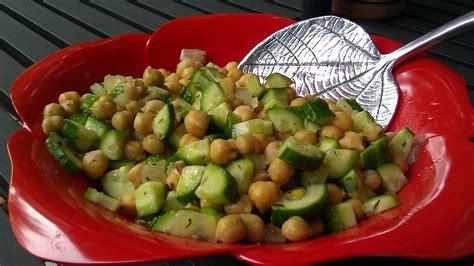 How many sugar are in tossed garden salad with garbanzo and cucumber - calories, carbs, nutrition