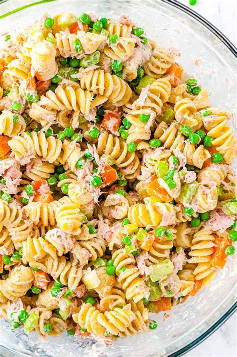 How many sugar are in tuna club withpasta salad - calories, carbs, nutrition