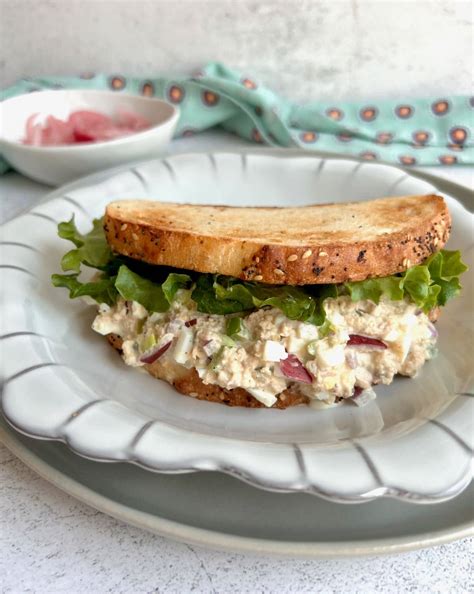 How many sugar are in tuna salad cheddar multi grain (52190.25) - calories, carbs, nutrition