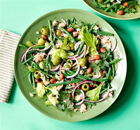 How many sugar are in tuna salad on olive bread - calories, carbs, nutrition