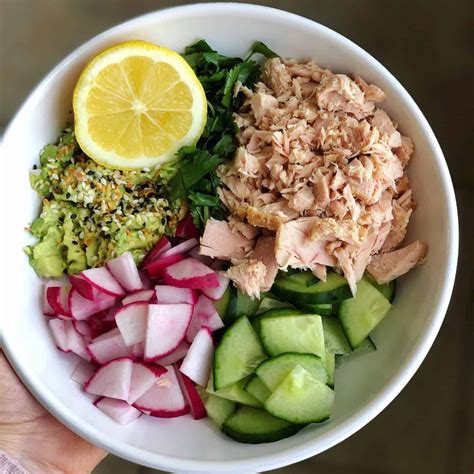 How many sugar are in tuna salad with greens (31737.1) - calories, carbs, nutrition