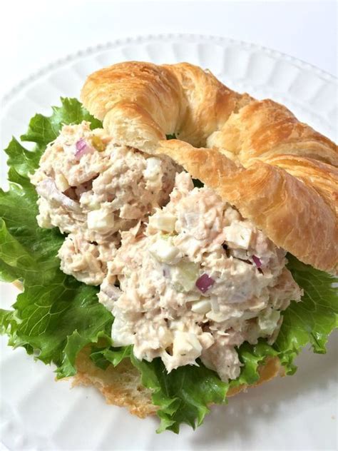 How many sugar are in tuna-egg salad croissant - calories, carbs, nutrition