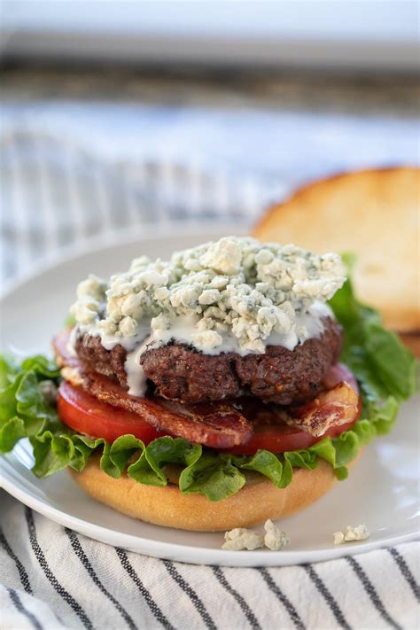 How many sugar are in turkey burger blue cheese bun (32409.11) - calories, carbs, nutrition