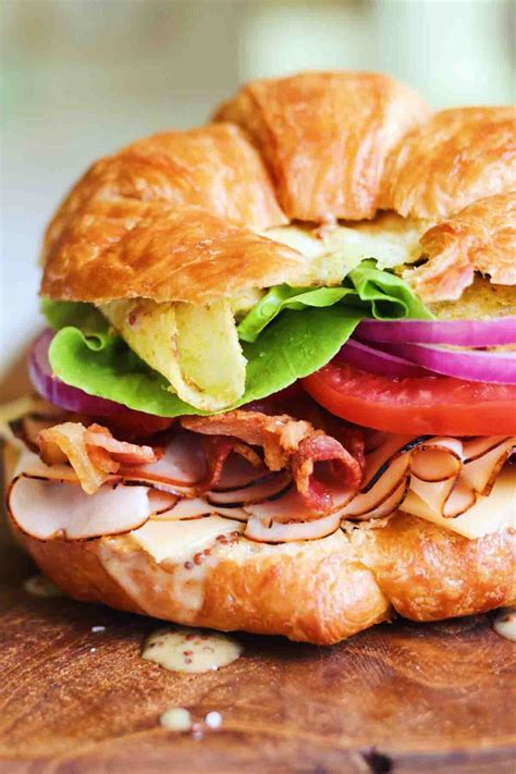 How many sugar are in turkey club croissant - calories, carbs, nutrition