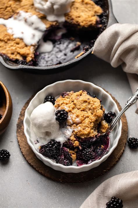 How many sugar are in vegan blackberry cobbler - calories, carbs, nutrition