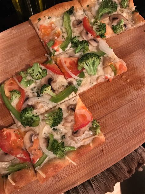 How many sugar are in veggie pizza - calories, carbs, nutrition
