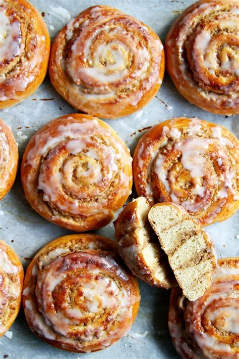 How many sugar are in walnut tea cinnamon rolls - calories, carbs, nutrition