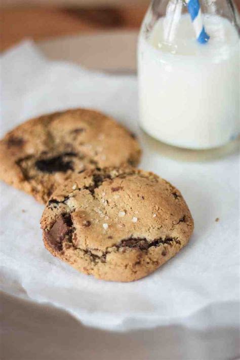 How many sugar are in warm chocolate chip lava cookie - calories, carbs, nutrition