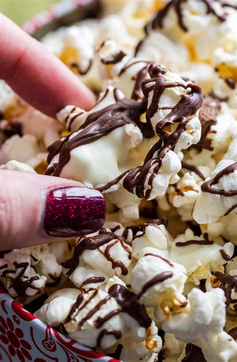 How many sugar are in white and dark chocolate drizzled popcorn - calories, carbs, nutrition