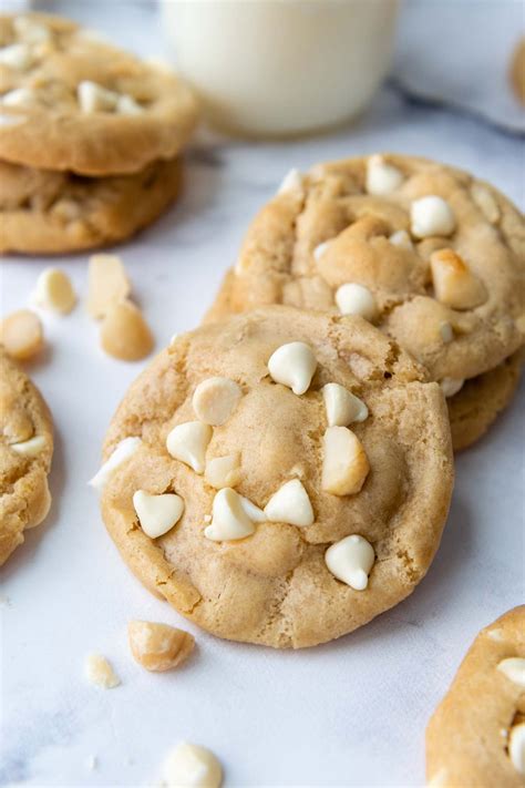 How many sugar are in white chocolate macadamia nut cookie - calories, carbs, nutrition