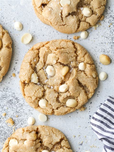 How many sugar are in white chocolate macadamia nut crunch bar - calories, carbs, nutrition