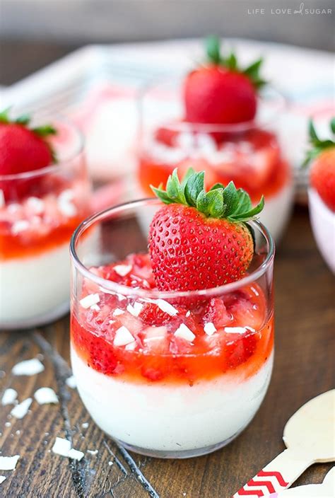 How many sugar are in white chocolate mousse cup with strawberries and chocolate - calories, carbs, nutrition
