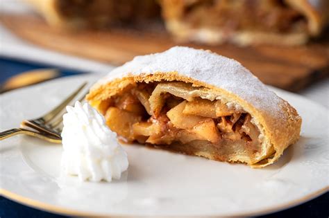 How many sugar are in woodcutters apple strudel - calories, carbs, nutrition