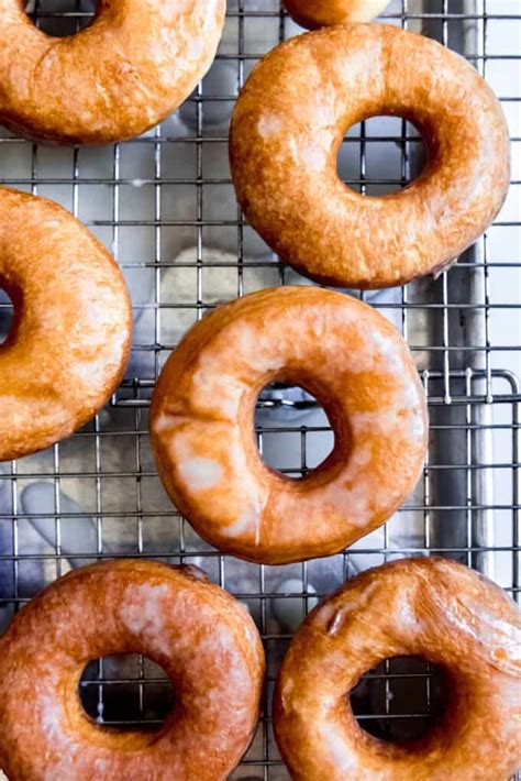 How many sugar are in yeast raised glazed donuts - calories, carbs, nutrition