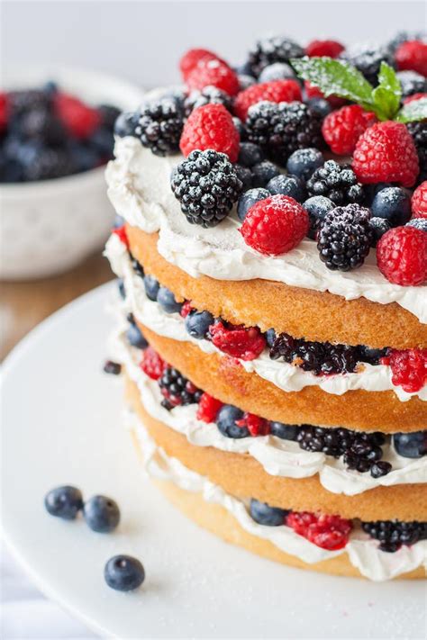How many sugar are in yellow cake with berries - calories, carbs, nutrition