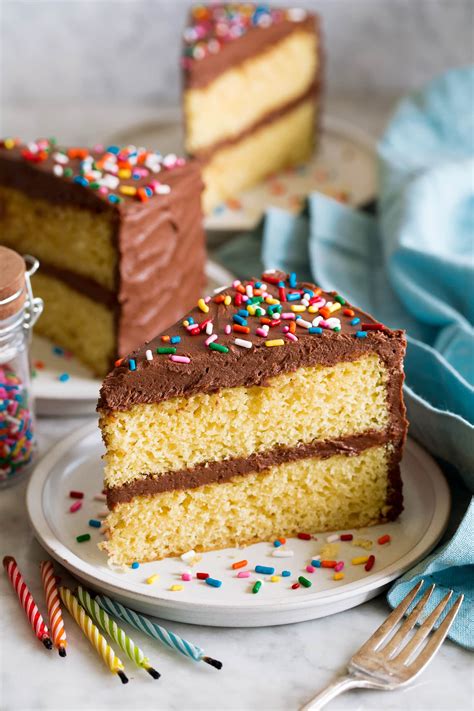 How many sugar are in yellow cake with mocha icing - calories, carbs, nutrition