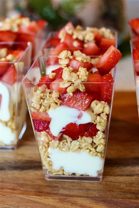 How many sugar are in yogurt parfait with granola 9 oz - calories, carbs, nutrition