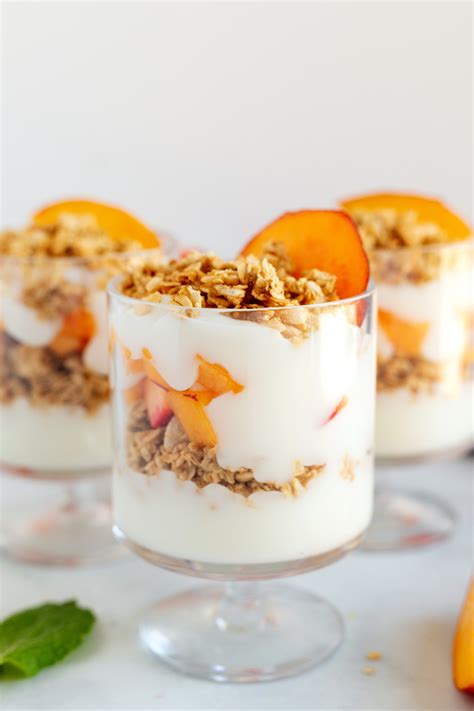 How many sugar are in yogurt parfait with peaches and granola, large - calories, carbs, nutrition