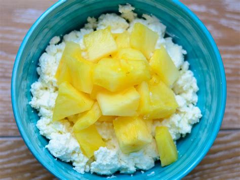 How much fat is in 2% cottage cheese with pineapple - calories, carbs, nutrition