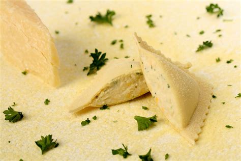 How much fat is in 6 cheese ravioli - calories, carbs, nutrition