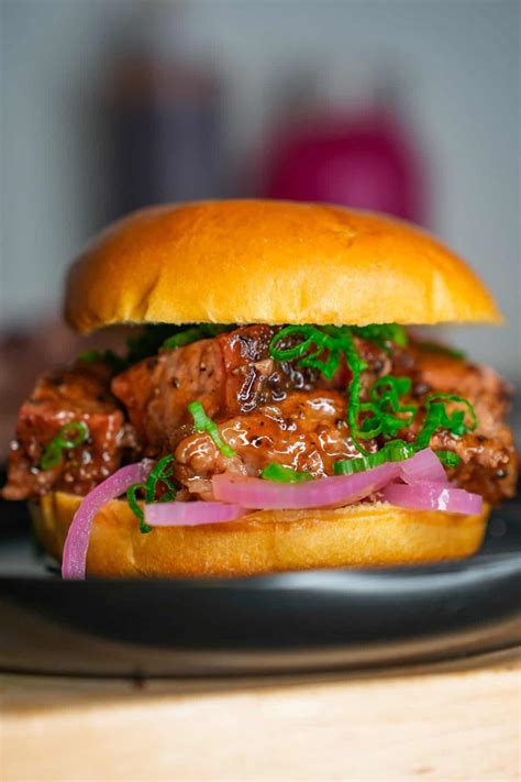 How much fat is in 6oz cowboy brisket sandwich - calories, carbs, nutrition