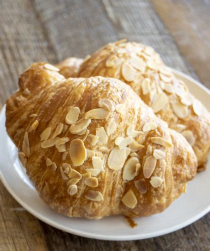 How much fat is in almond croissant - calories, carbs, nutrition