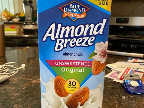 How much fat is in almondmilk light - calories, carbs, nutrition