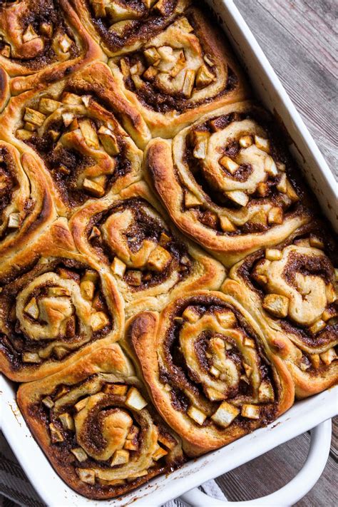 How much fat is in apple cinnamon roll, with frosting - calories, carbs, nutrition