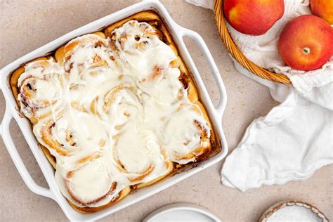 How much fat is in apple cinnamon rolls - calories, carbs, nutrition