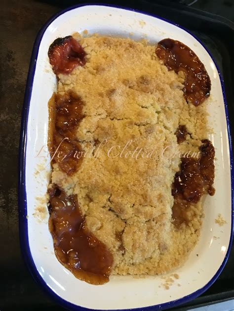 How much fat is in apple crumble square with clotted cream - calories, carbs, nutrition