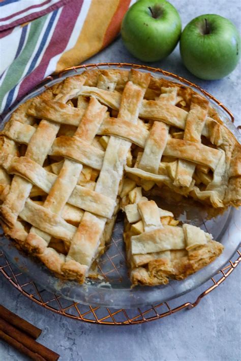 How much fat is in apple pie slice - calories, carbs, nutrition