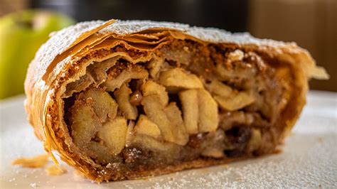 How much fat is in apple strudel - calories, carbs, nutrition