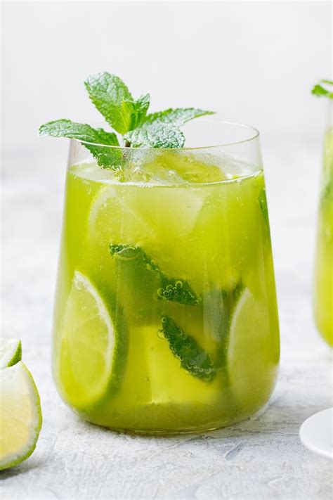 How much fat is in apple-green tea cocktail - calories, carbs, nutrition