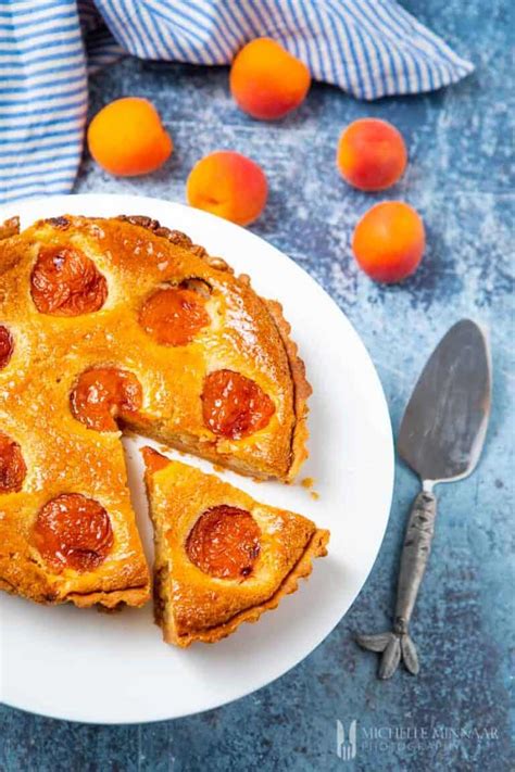 How much fat is in apricot pastry with nuts - calories, carbs, nutrition
