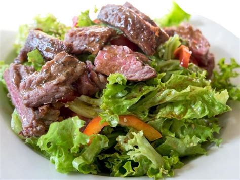 How much fat is in asian flank steak salad - calories, carbs, nutrition