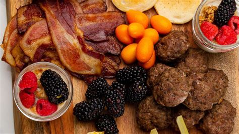 How much fat is in assorted breakfast meats - calories, carbs, nutrition