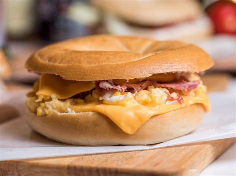 How much fat is in bacon, egg and cheddar on a bagel - calories, carbs, nutrition