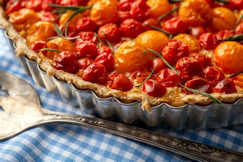 How much fat is in bacon and cherry tomato tart - calories, carbs, nutrition