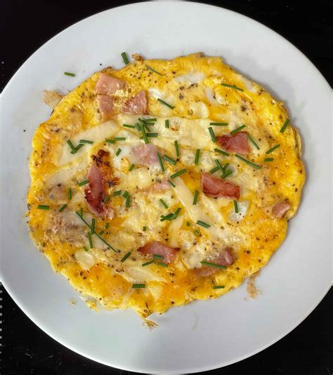 How much fat is in bacon and omelette roll with cheese - calories, carbs, nutrition
