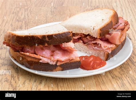 How much fat is in bacon sandwich - white bread - calories, carbs, nutrition