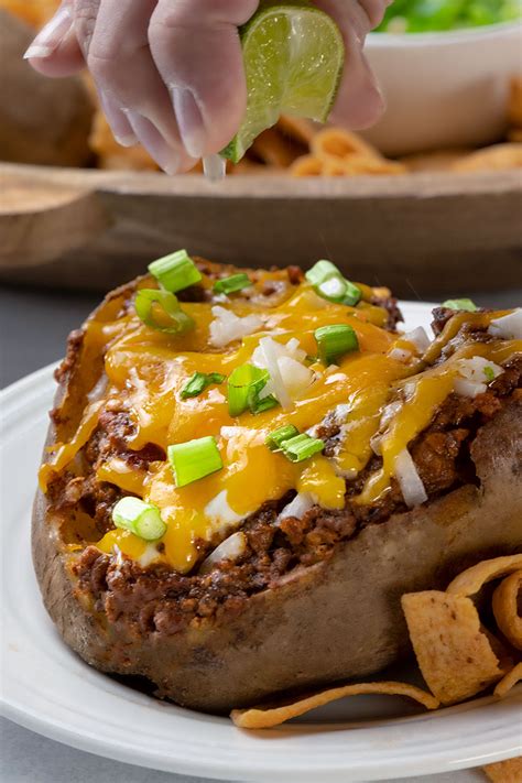 How much fat is in baked potato bar with chili - calories, carbs, nutrition