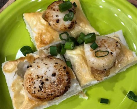 How much fat is in baked sea scallops in puff pastry cups with bacon crumbles and spice oil - calories, carbs, nutrition