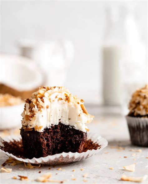 How much fat is in banana cupcakes with chocolate frosting and toasted coconut - calories, carbs, nutrition