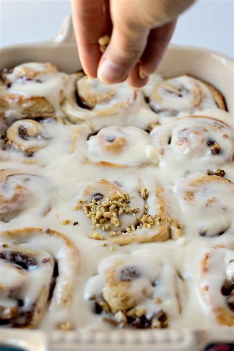 How much fat is in banana nut cinnamon roll, with frosting - calories, carbs, nutrition