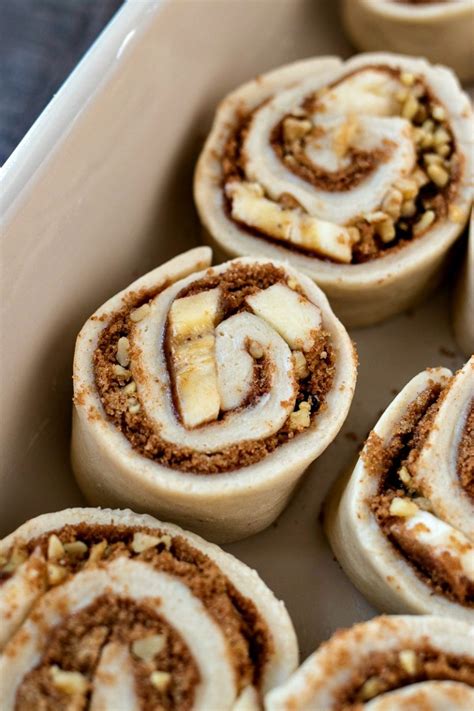 How much fat is in banana nut cinnamon rolls - calories, carbs, nutrition