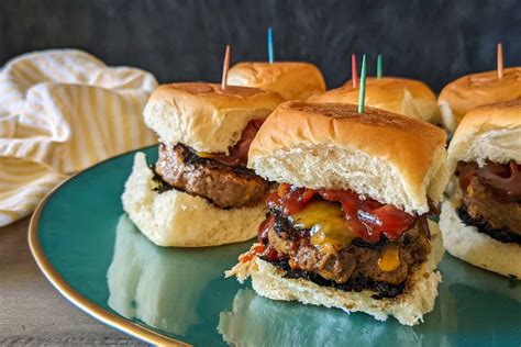 How much fat is in bbq bacon cheeseburger sliders - calories, carbs, nutrition