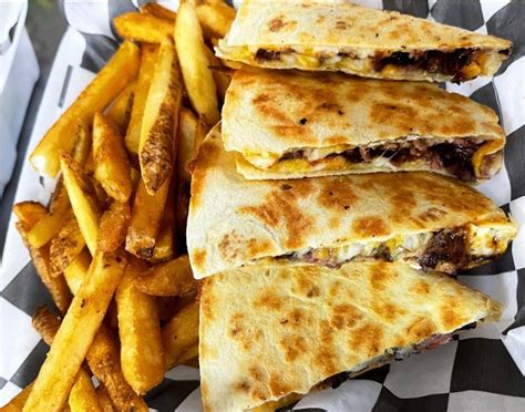 How much fat is in bbq brisket quesadilla - calories, carbs, nutrition